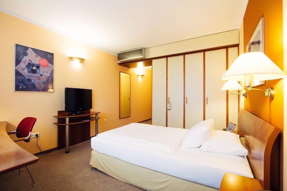 Globana Airport Hotel Шкойдиц Экстерьер фото