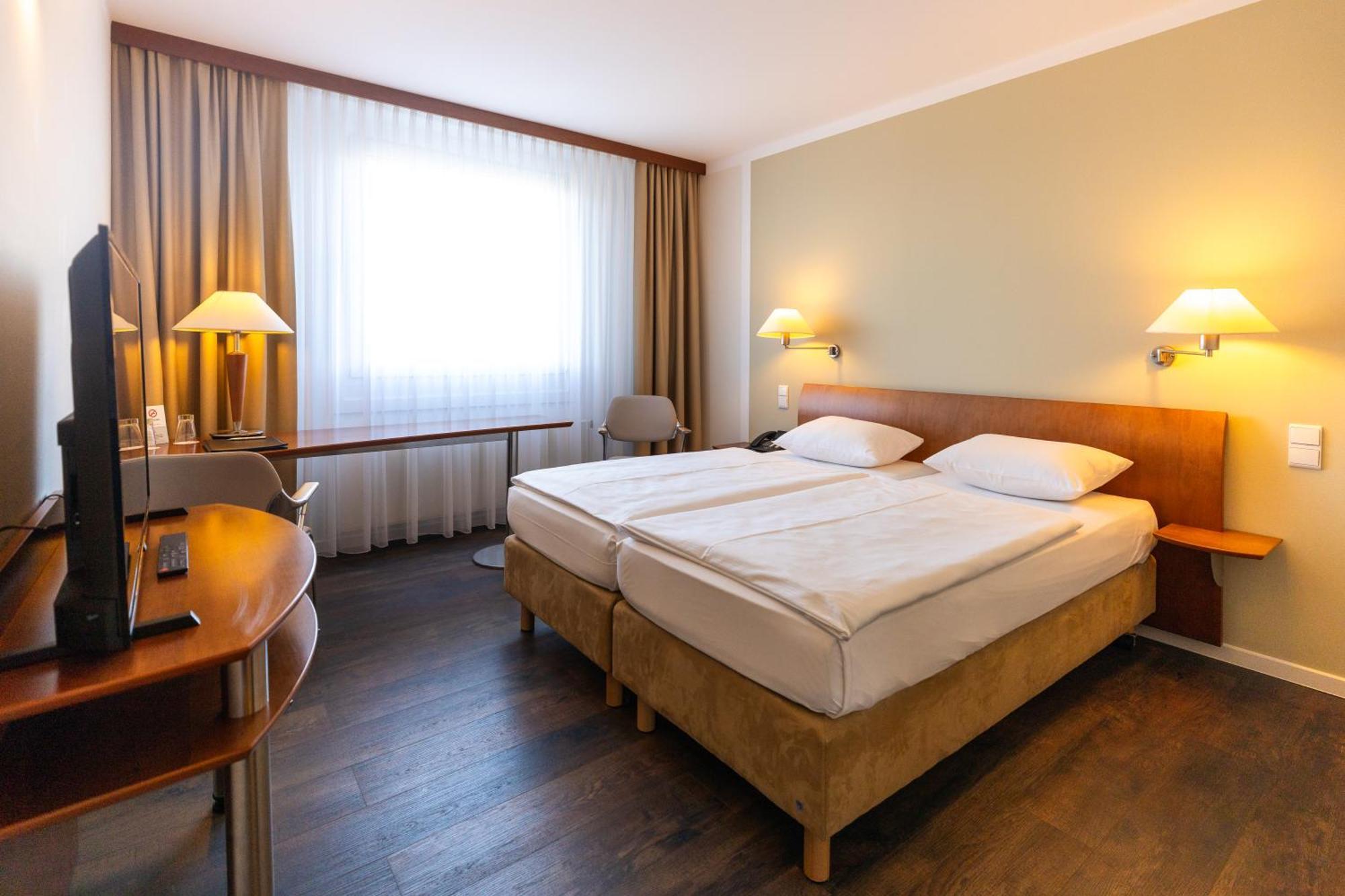 Globana Airport Hotel Шкойдиц Экстерьер фото