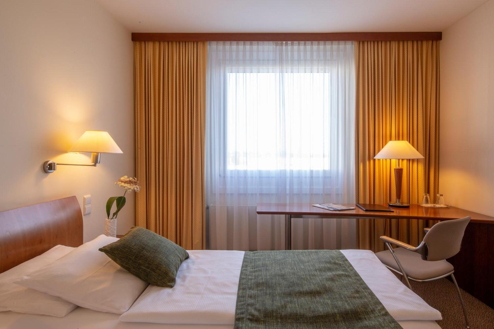 Globana Airport Hotel Шкойдиц Экстерьер фото